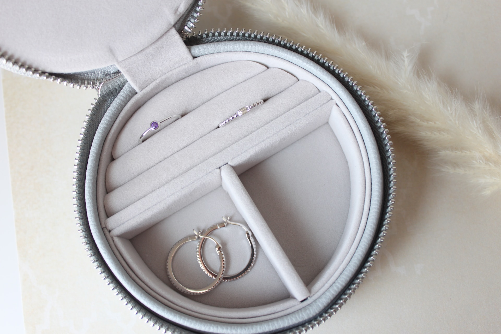 Какво прави обеците най-обичания дамски сребърен накит