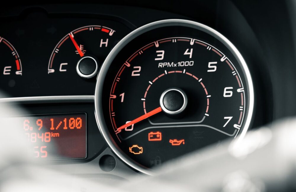 Светещ Check Engine - какво означава и кога да реагирате