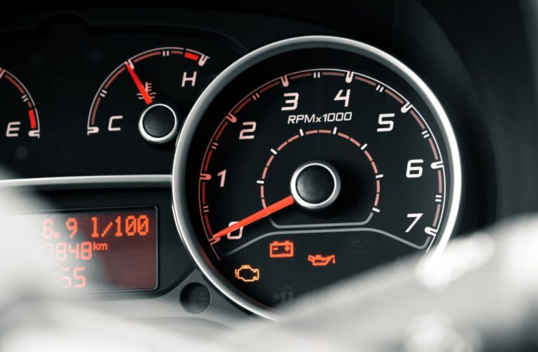 Светещ Check Engine – какво означава и кога да реагирате