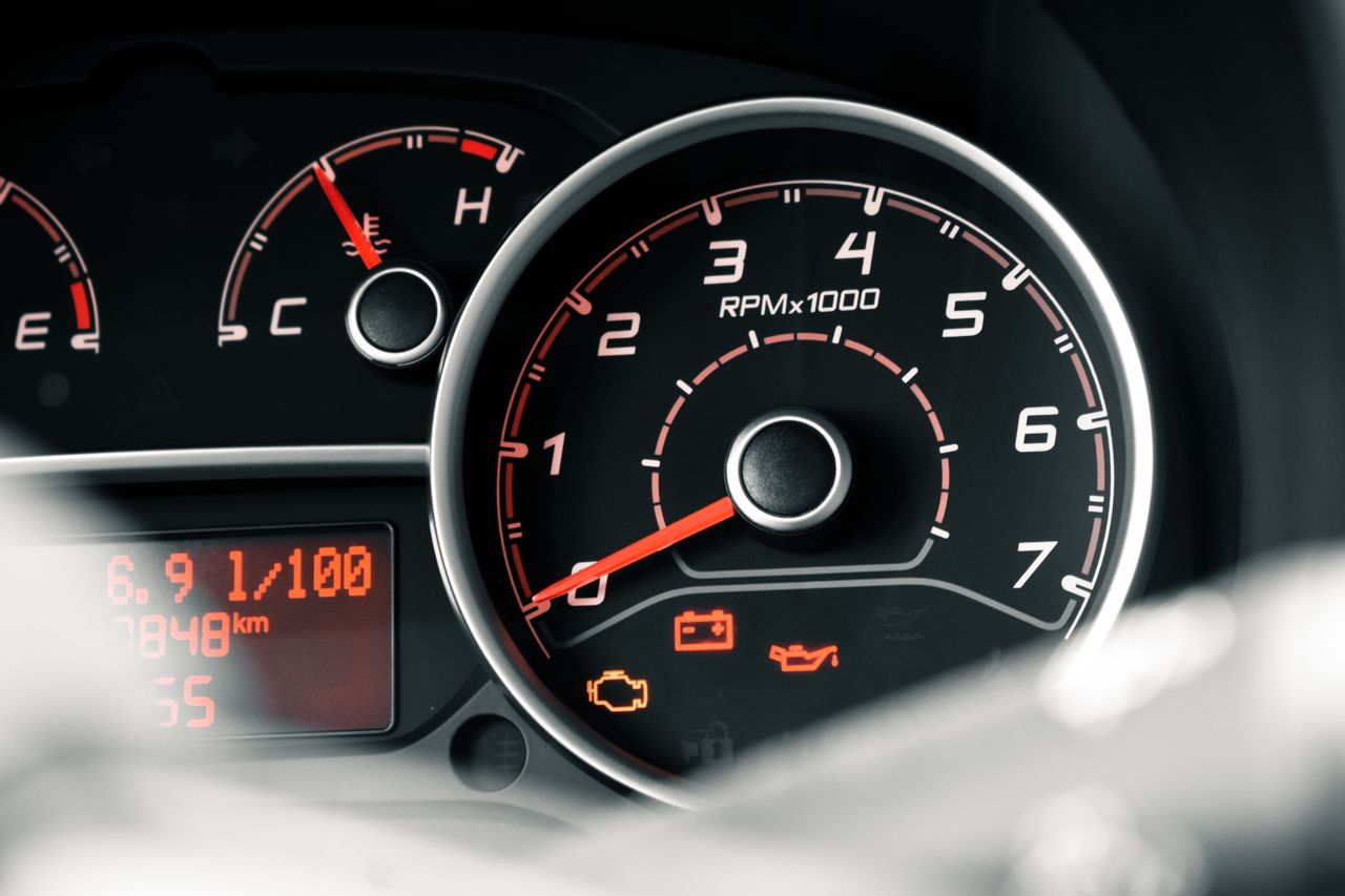 Светещ Check Engine - какво означава и кога да реагирате